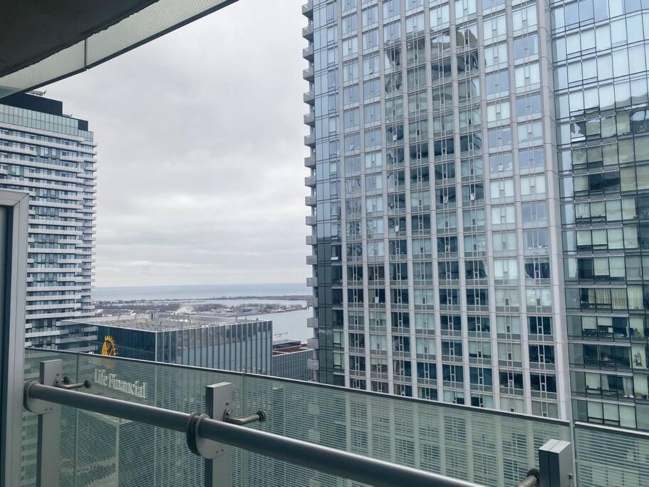 Cozy 2 Bedroom Free Parking Downtown Toronto 1Min Scotiabank Arena Tff Cn Tower Rogers Centre Union Station エクステリア 写真